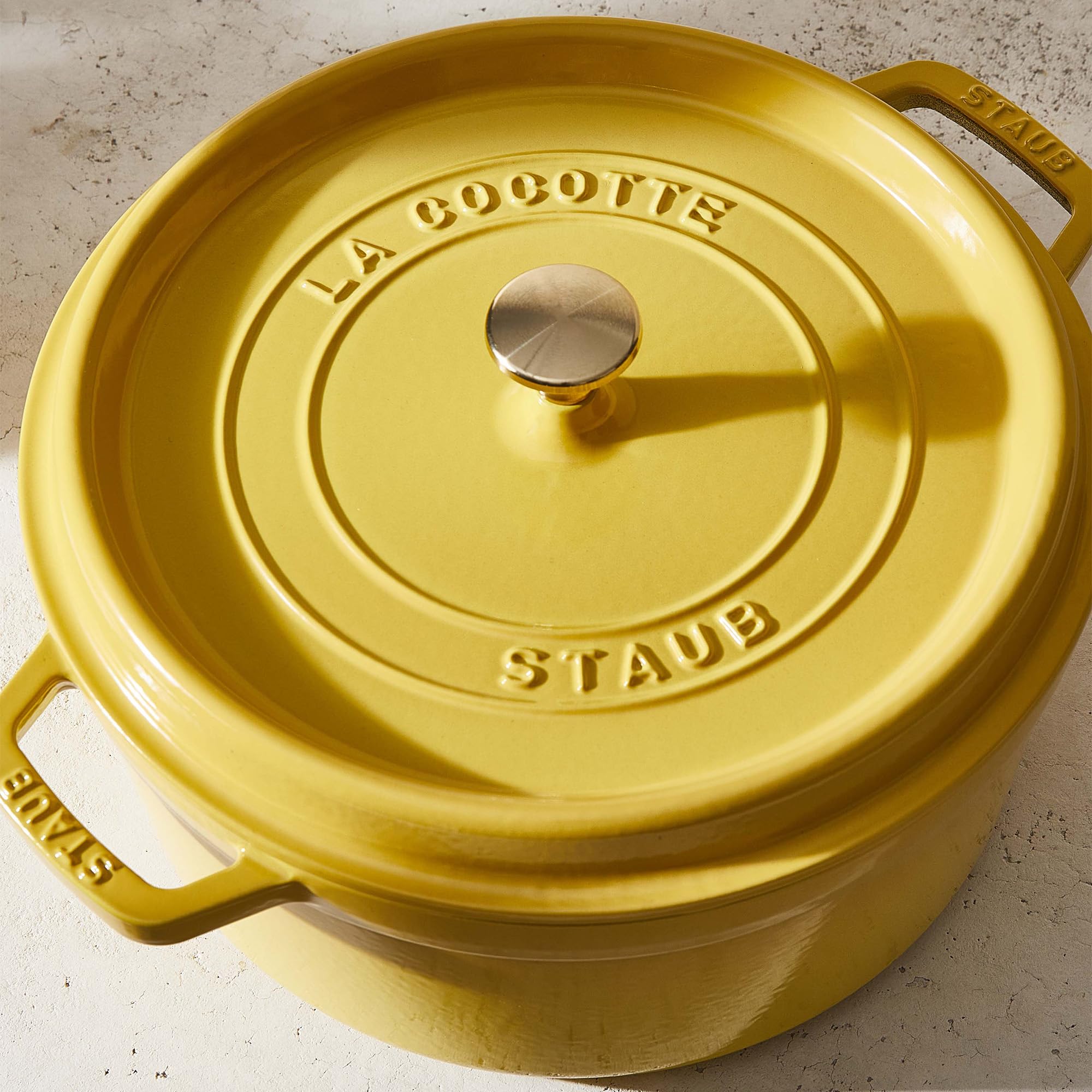 Staub cazoleta de hierro forjado 4 qt Citron, mango de níquel para agarre seguro.
