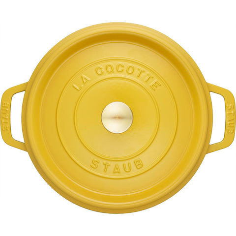 Staub cazoleta de hierro forjado 4 qt Citron, lista para llevar a la mesa con estilo.