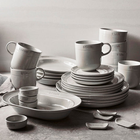 STAUB taza desayuno en blanco trufa, perfecta para bebidas calientes.