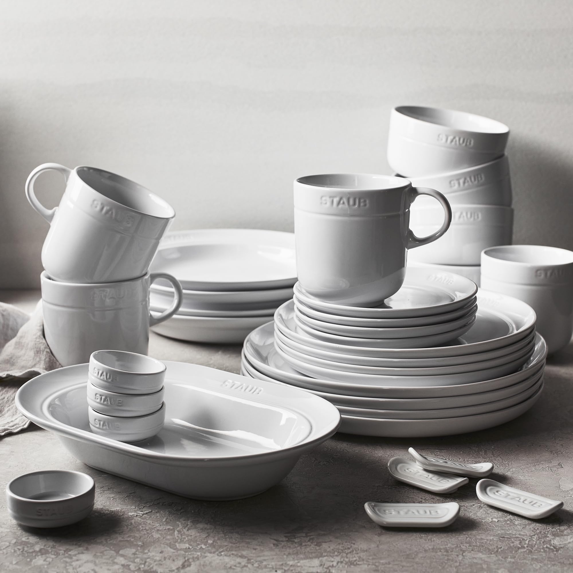 Tazas STAUB blancas aptas para lavavajillas, ideales para café o té.