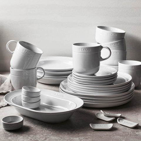 Tazas STAUB blancas aptas para lavavajillas, ideales para café o té.