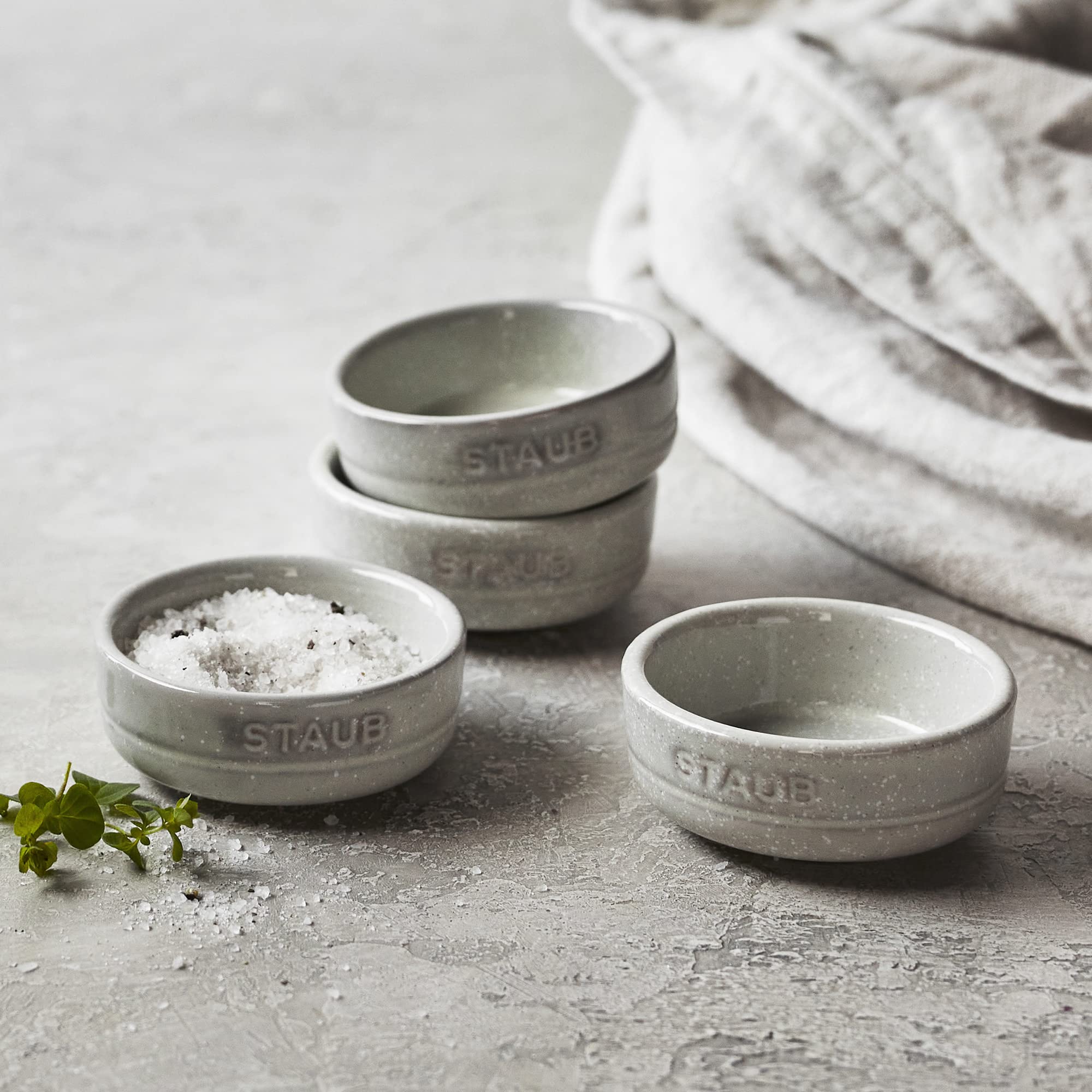 STAUB tazón cereal en blanco trufa, apilable y resistente para desayunos.