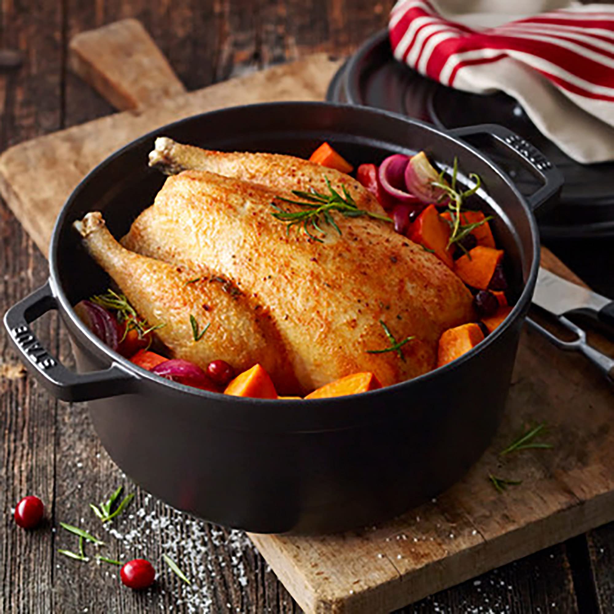 Staub Cocotte 5qt interior negro mate, superficie antiadherente natural.