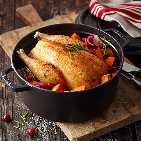 Staub Cocotte 5qt interior negro mate, superficie antiadherente natural.