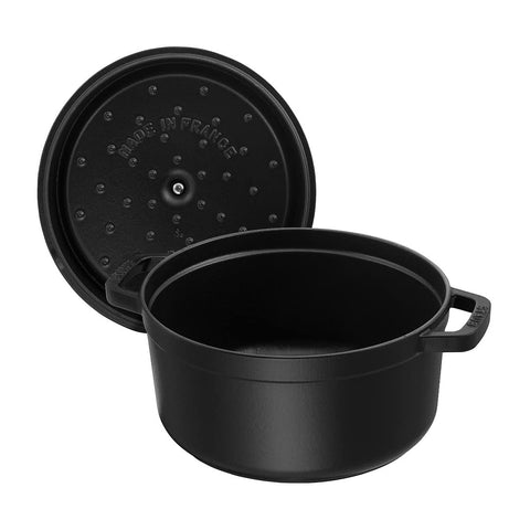 Staub Cocotte 5qt mango de hierro duradero para manos seguras.