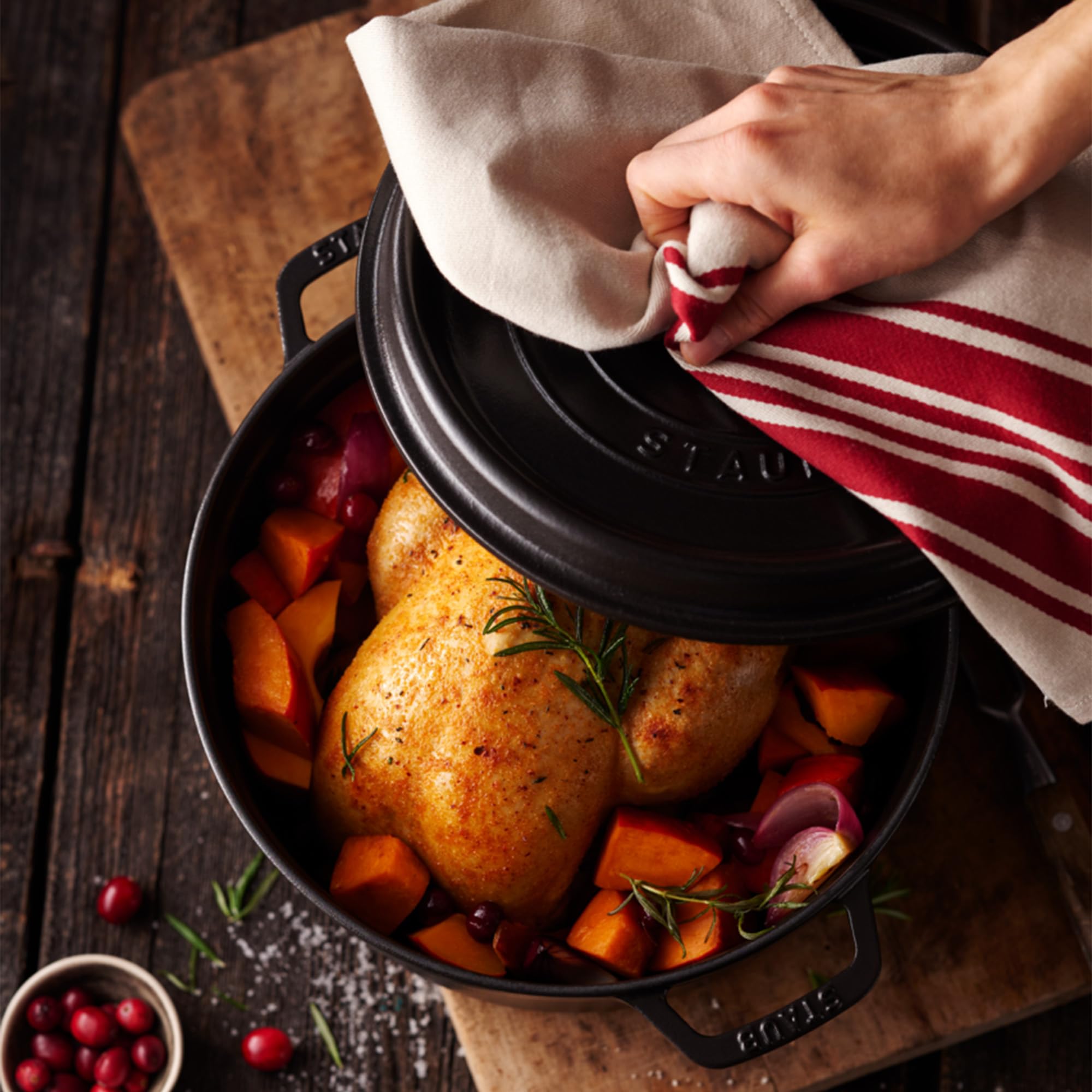 Staub Cocotte 5qt tapa con picos redistribuye jugos para mayor jugosidad.