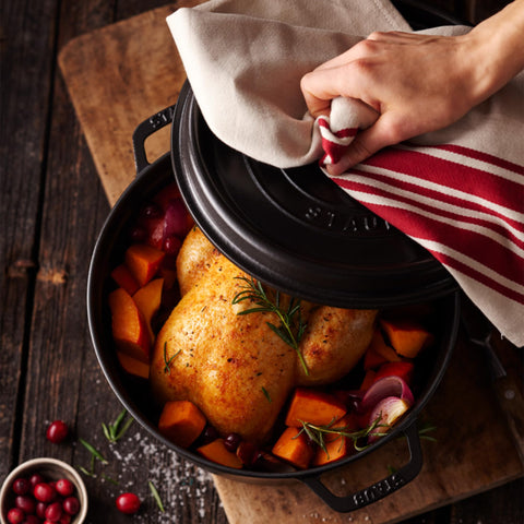 Staub Cocotte 5qt tapa con picos redistribuye jugos para mayor jugosidad.