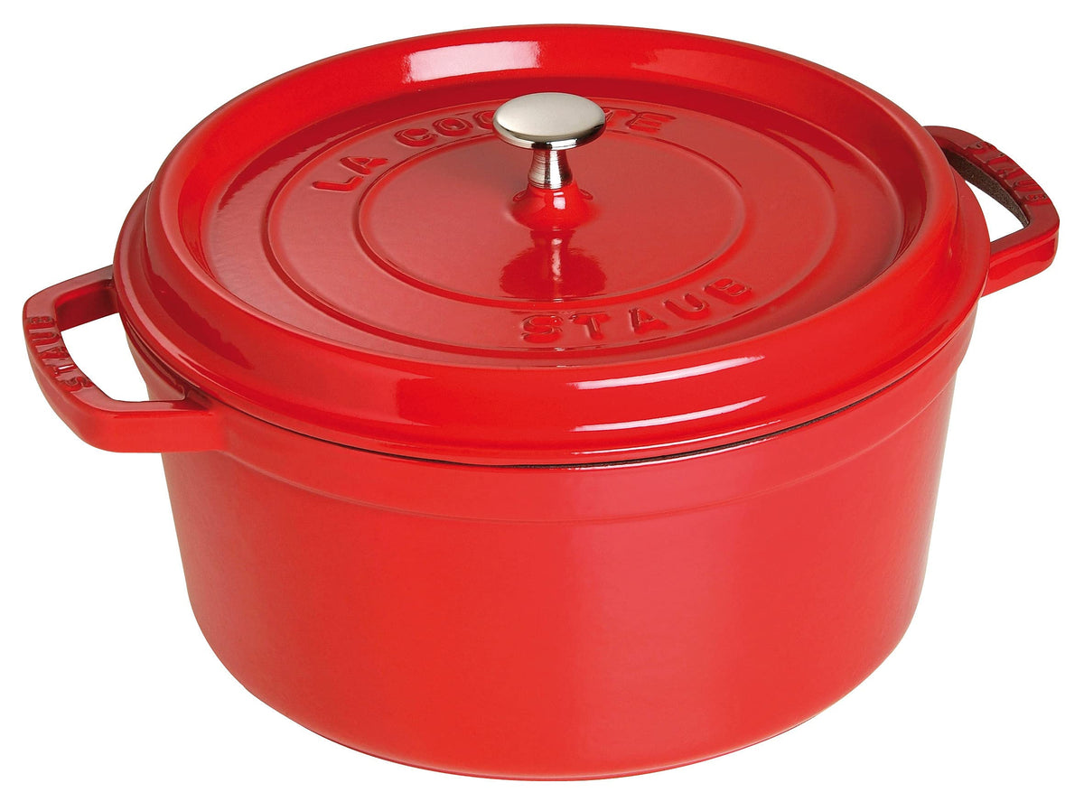 Staub cocotte 7qt round cereza, vista frontal para cocción uniforme.