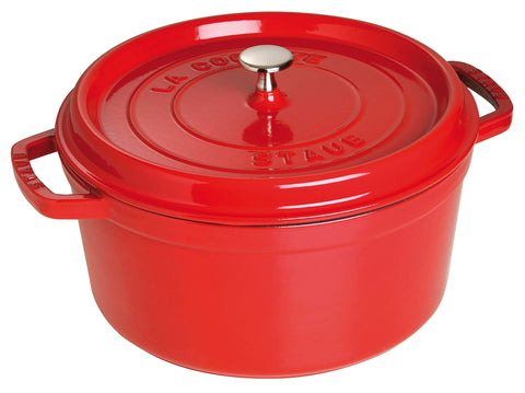 Staub cocotte 7qt round cereza, vista frontal para cocción uniforme.
