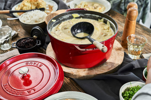 Staub cocotte cereza, tapa con picos para distribuir jugos.
