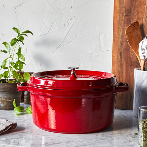 Uso diario con Staub cocotte cereza, ideal para guisos lentos.