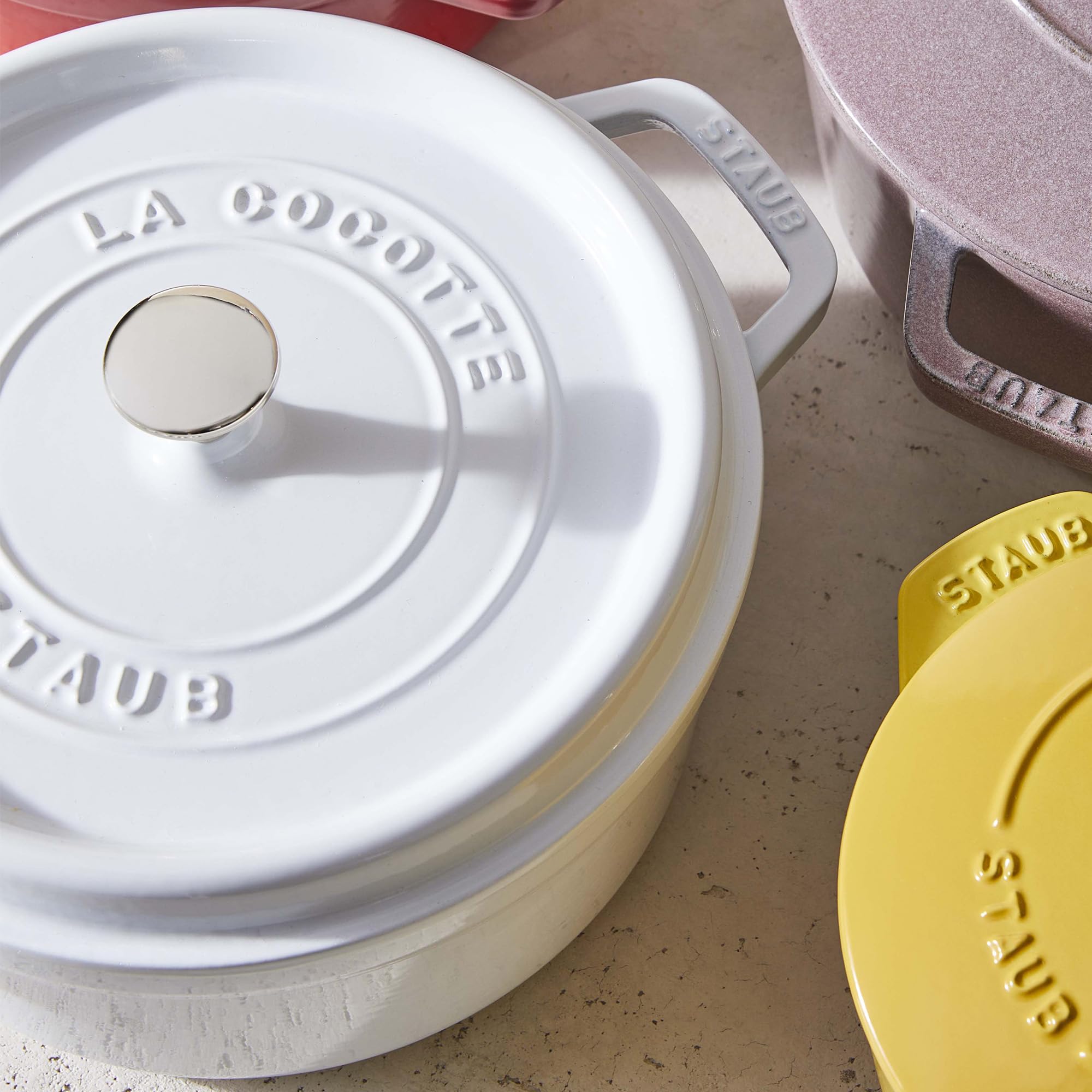 STAUB acabado blanco elegante para llevar cualquier comida a la mesa.