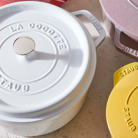 STAUB acabado blanco elegante para llevar cualquier comida a la mesa.
