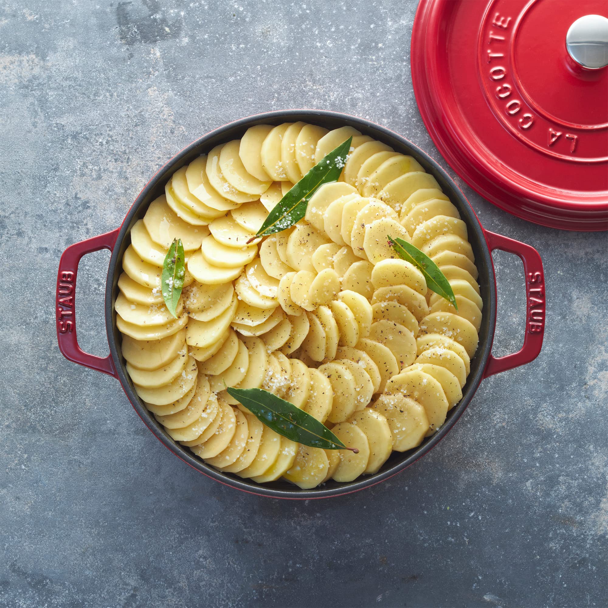 Staub Cocotte Alta 5 qt, exterior negro mate, estilo elegante para mesa