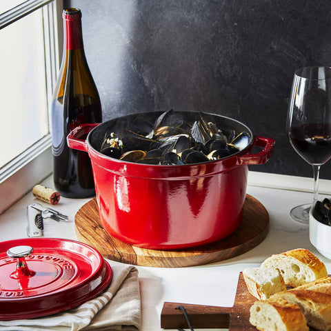 Staub Cocotte Alta 5 qt, interior esmaltado, dorado uniforme sin condimentos
