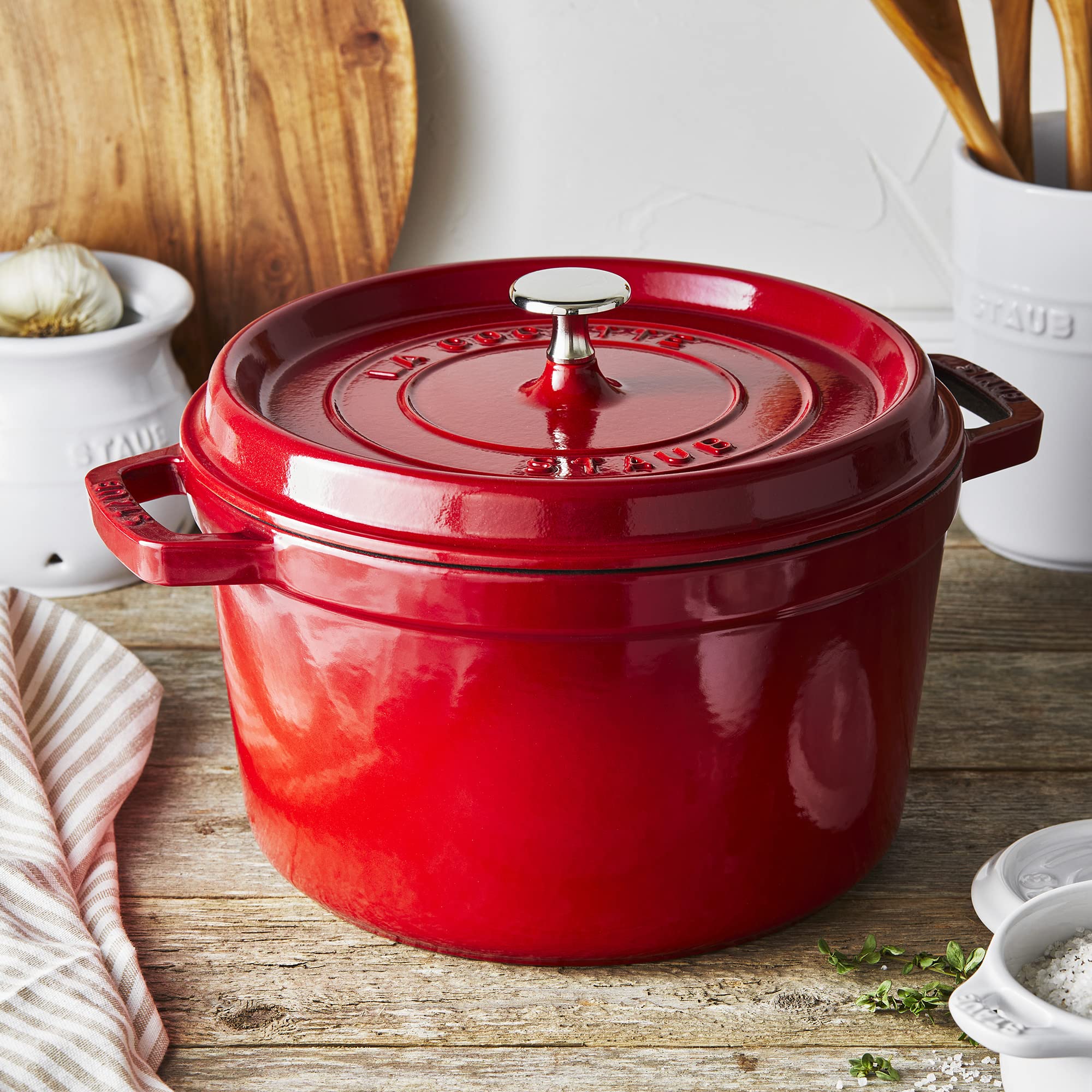 Staub Cocotte Alta 5 qt, tapa detalle, retiene humedad para guisos jugosos