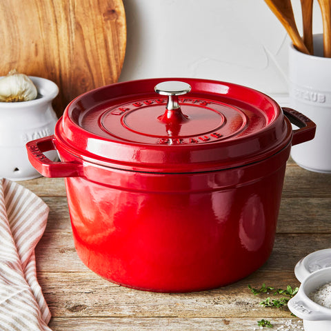 Staub Cocotte Alta 5 qt, tapa detalle, retiene humedad para guisos jugosos