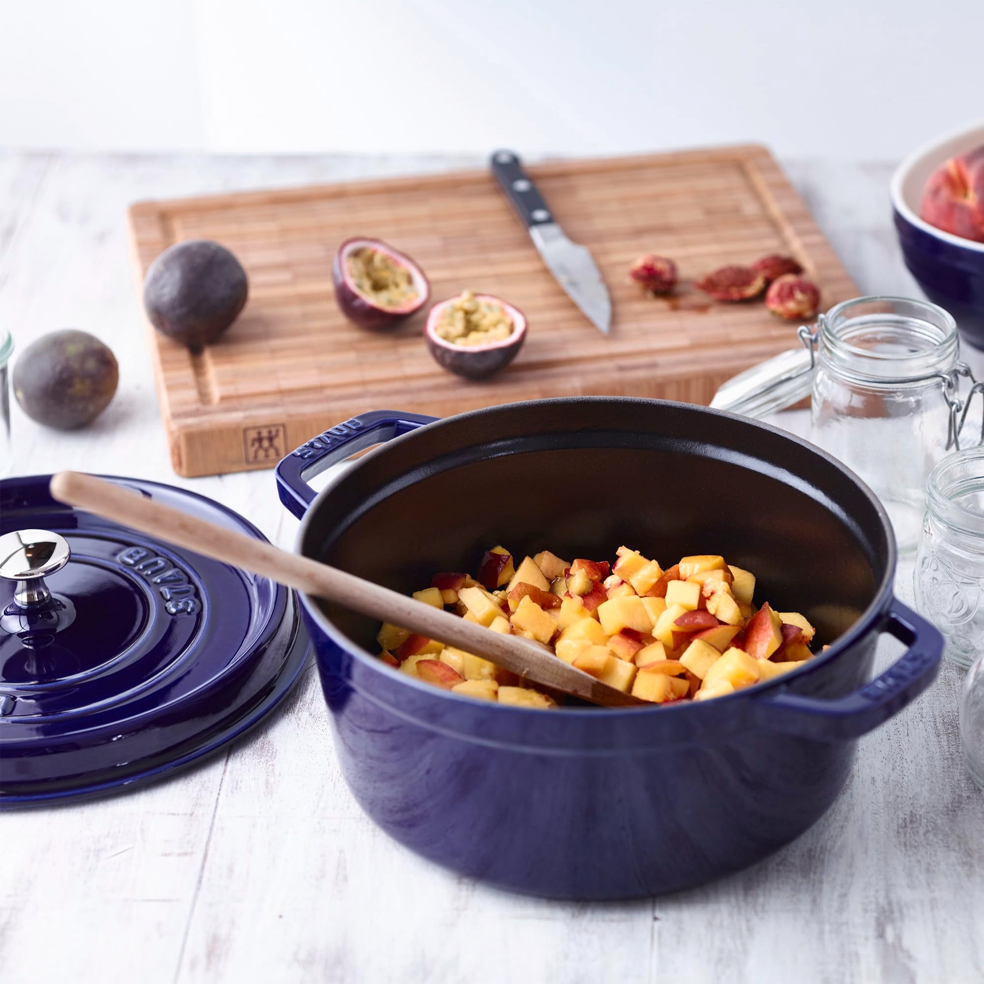 Apto para horno hasta 900 °F, Staub resiste temperaturas altas para dorar.