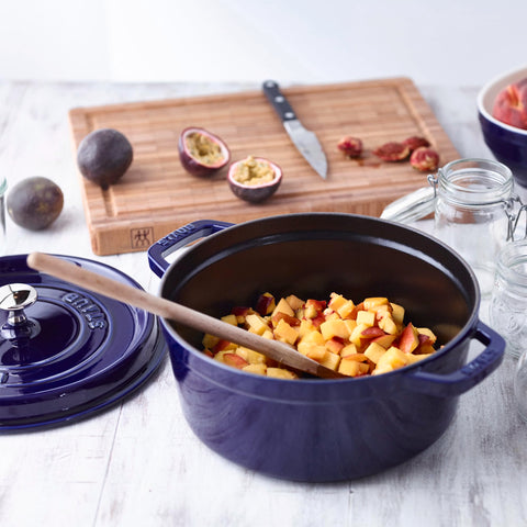 Apto para horno hasta 900 °F, Staub resiste temperaturas altas para dorar.