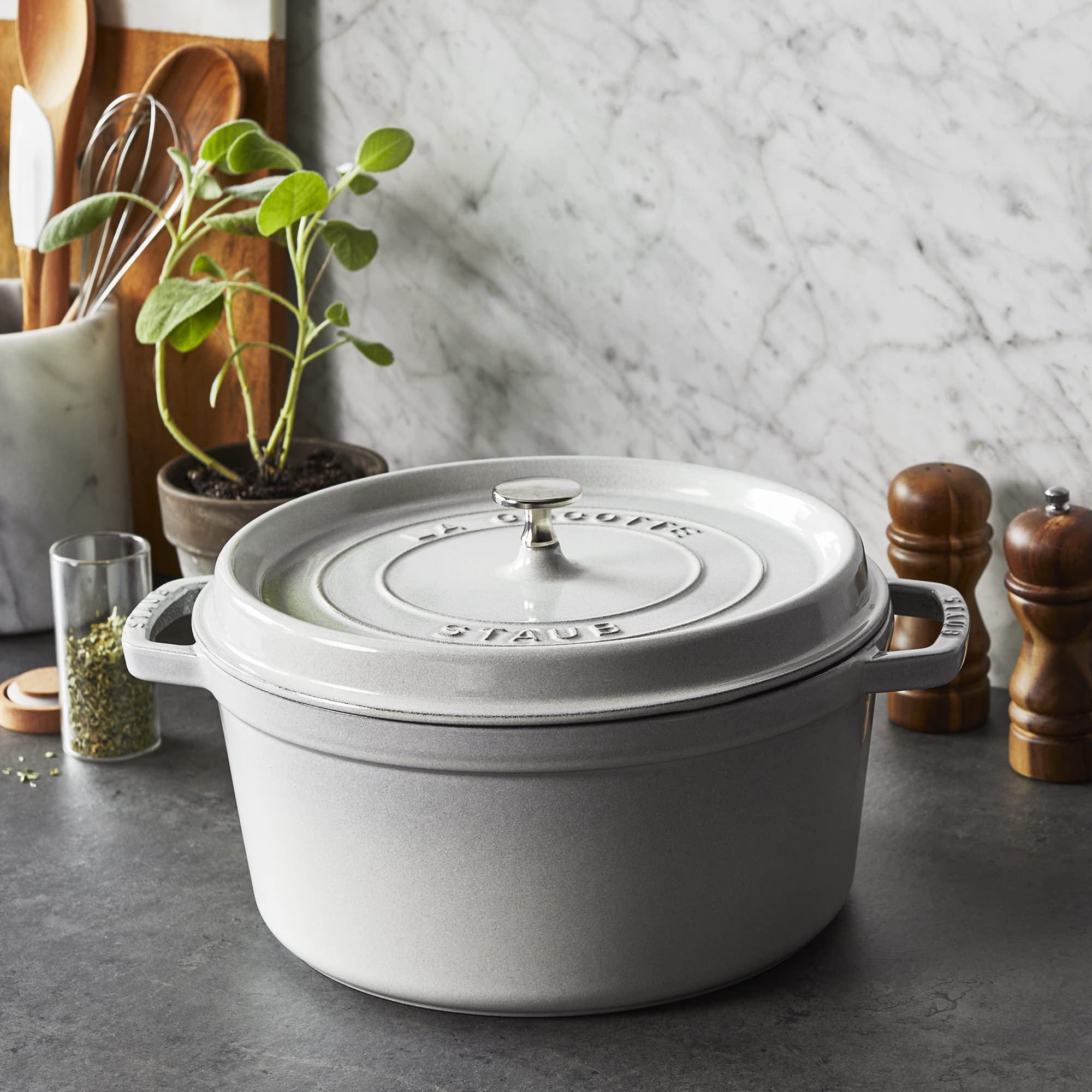 Staub cocotte asa de nickel, manejo cómodo y duradero