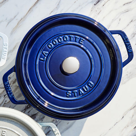 Staub cocotte azul oscuro interior esmaltado mate favorece dorado uniforme.