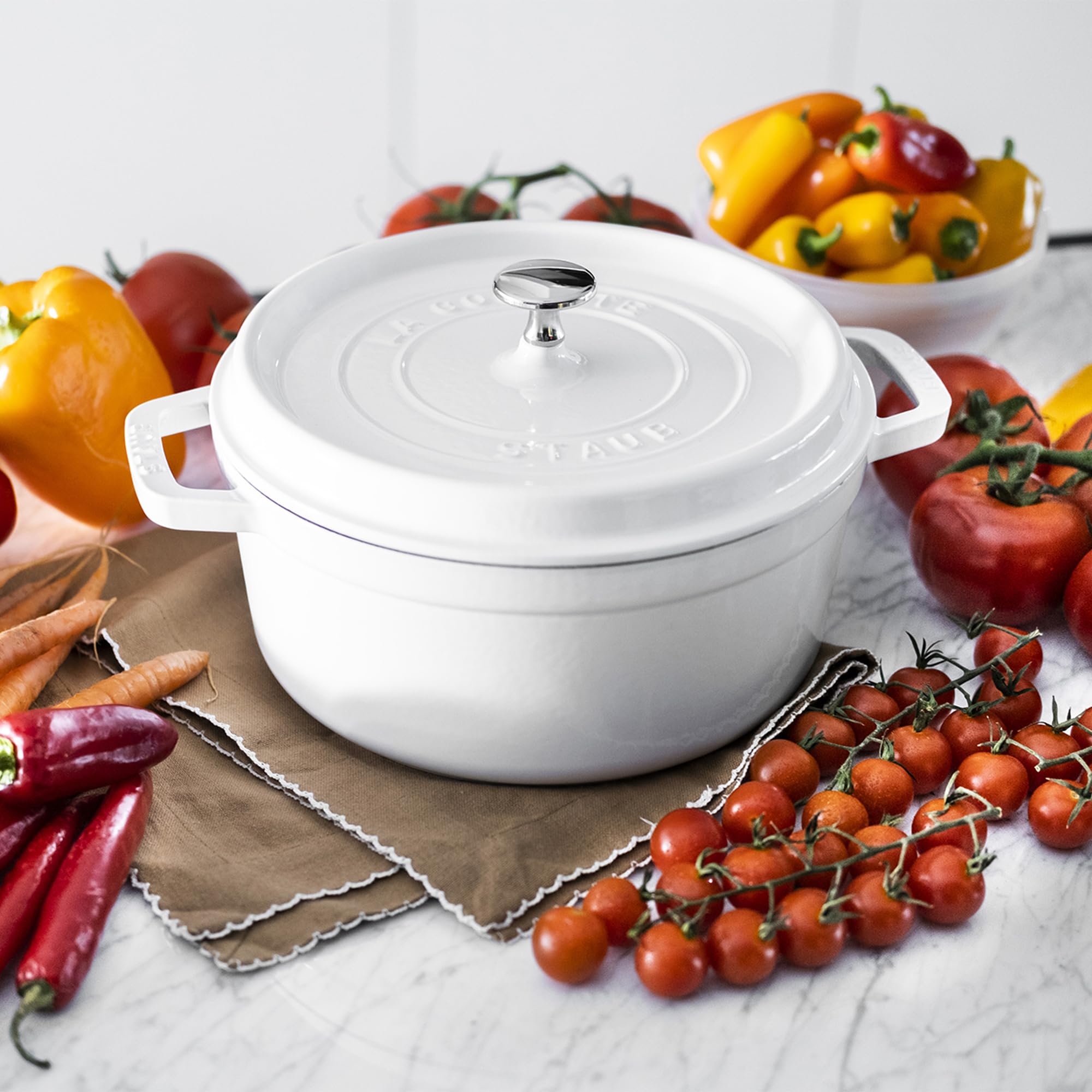 STAUB base esmaltada apta para inducción, gas y eléctrico.