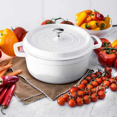 STAUB base esmaltada apta para inducción, gas y eléctrico.