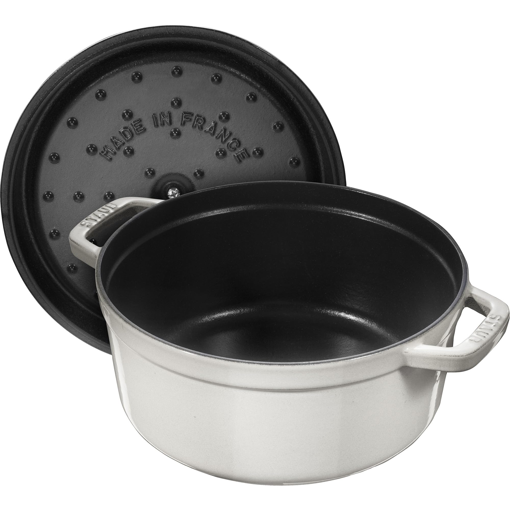 Staub cocotte, diseño duradero y acabado elegante para cualquier mesa.
