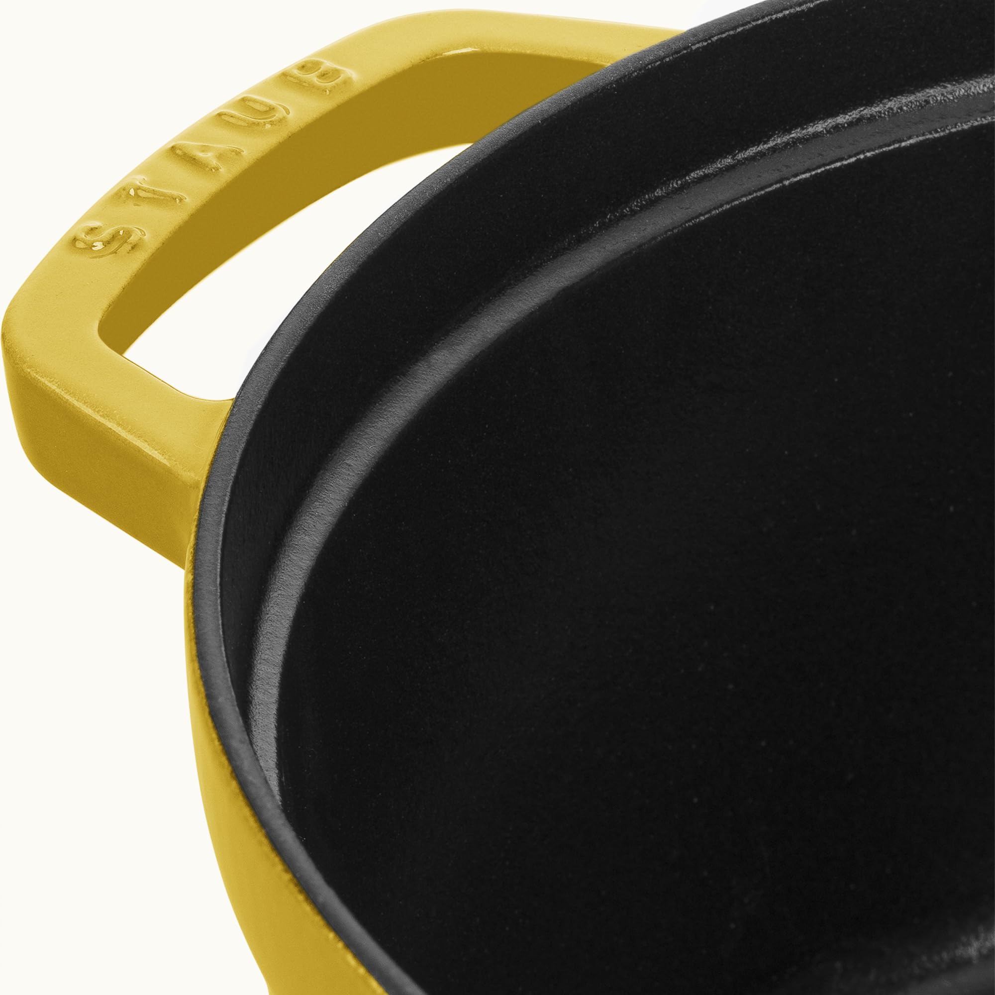 Staub cocotte, durabilidad y resistencia para uso diario en cocina moderna Citron.