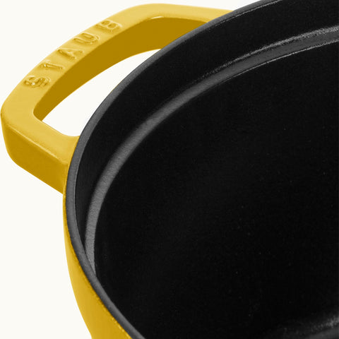Staub cocotte, durabilidad y resistencia para uso diario en cocina moderna Citron.