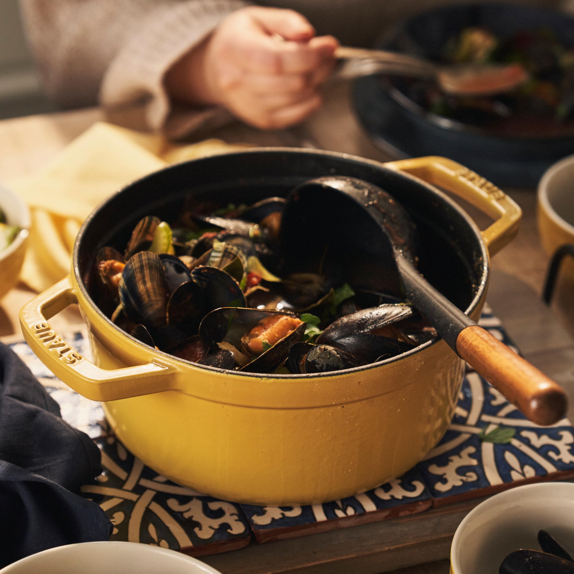 Staub cocotte, fondo liso esmaltado, compatible con todas las estufas.