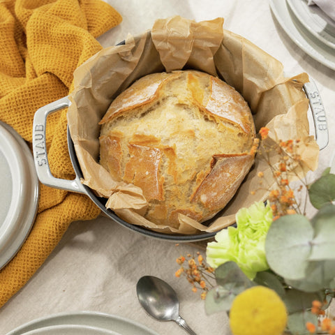 Staub cocotte con fondo liso, compatible con cocinas de inducción.