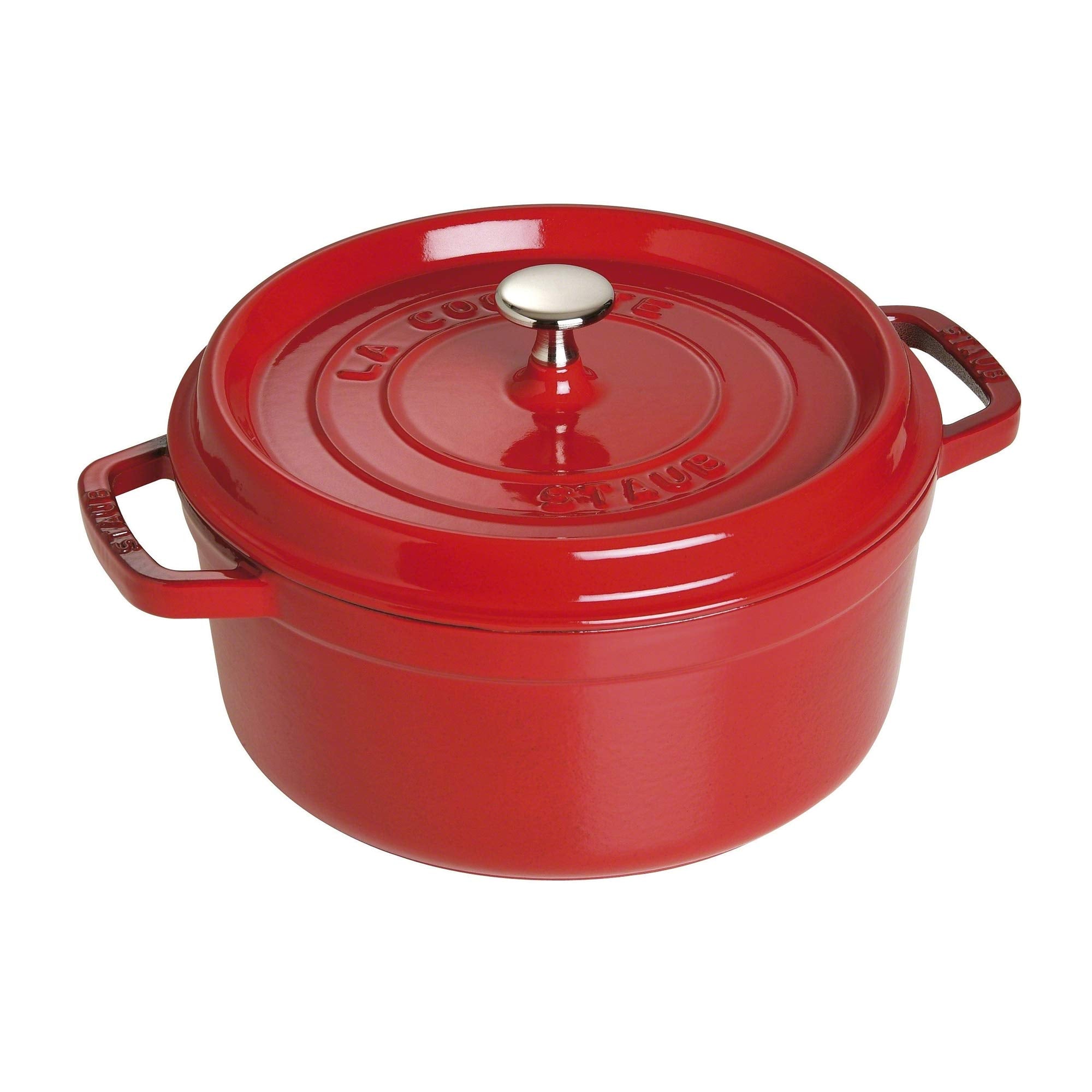 STAUB cocotte de hierro esmaltado en cereza, perfecta para cocciones lentas y servicio elegante.