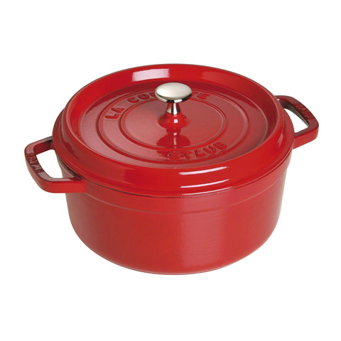 STAUB cocotte de hierro esmaltado en cereza, perfecta para cocciones lentas y servicio elegante.
