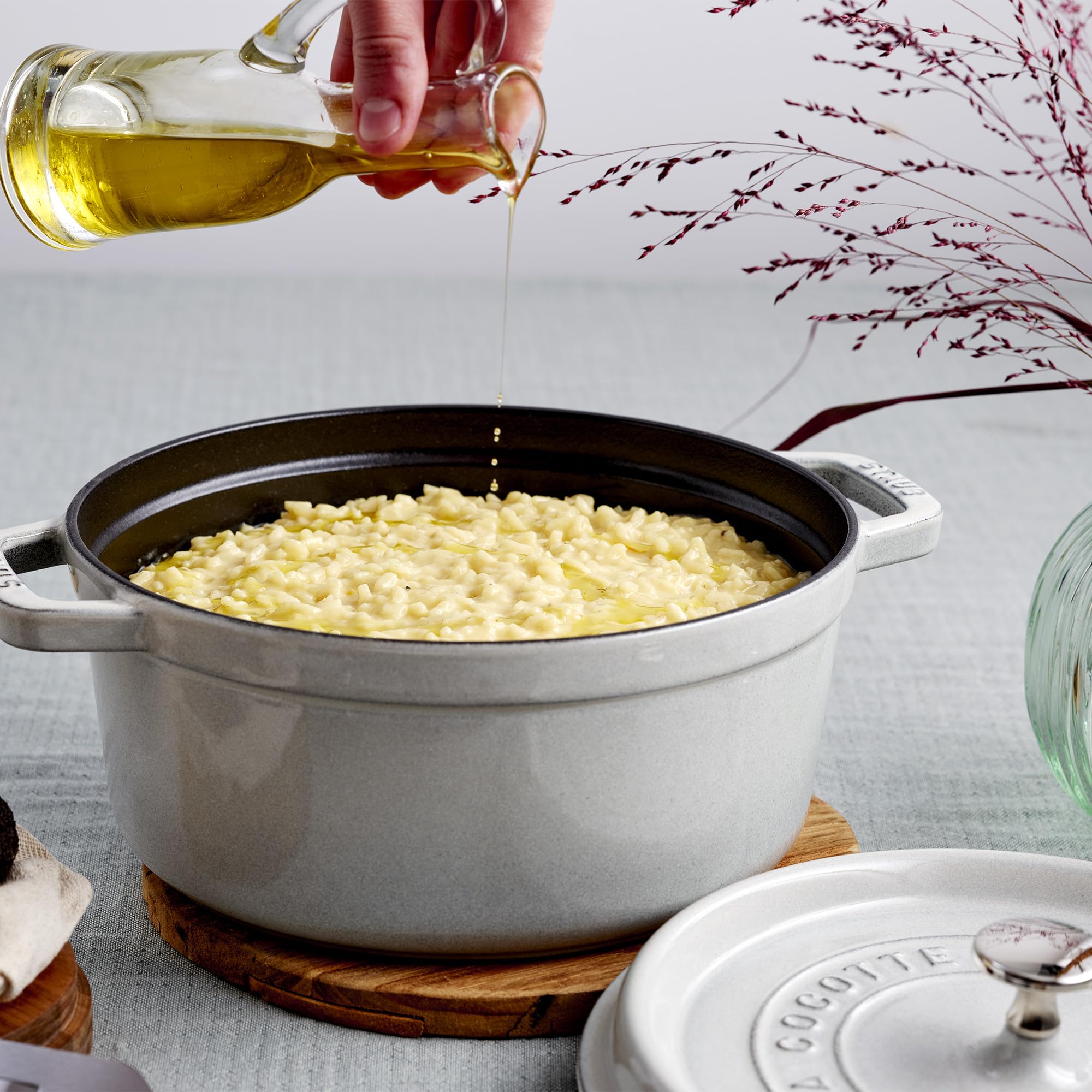 Cocotte Staub apta para horno hasta 260 °C.