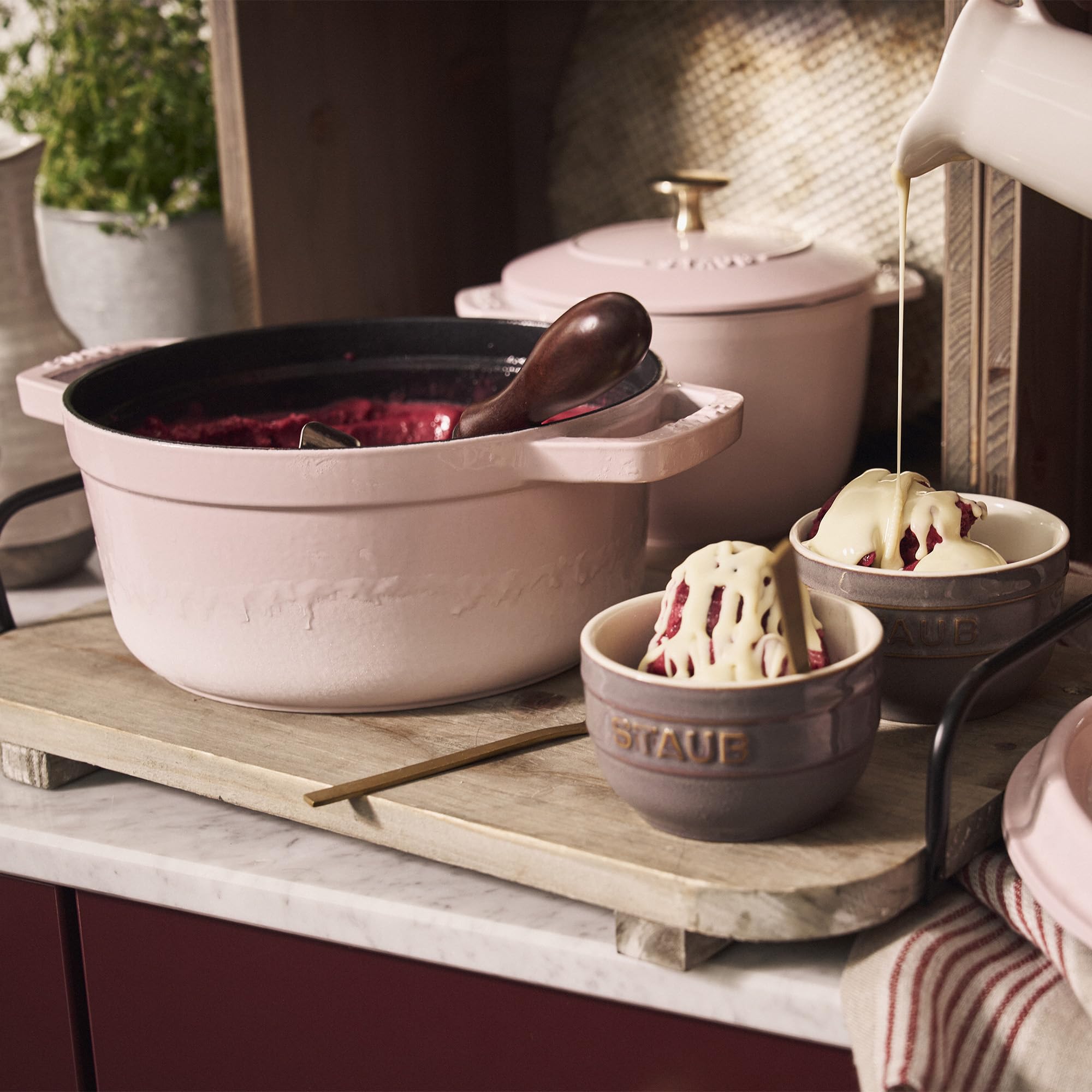 Staub cocotte apta para horno 900F, ofrece flexibilidad de cocción.