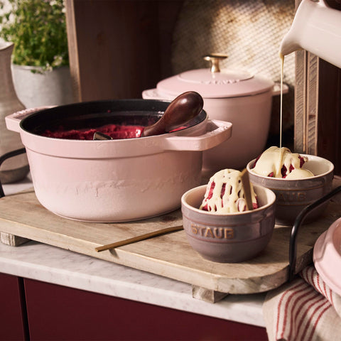 Staub cocotte apta para horno 900F, ofrece flexibilidad de cocción.
