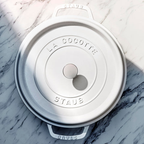STAUB interior blanco esmaltado favorece dorado uniforme.