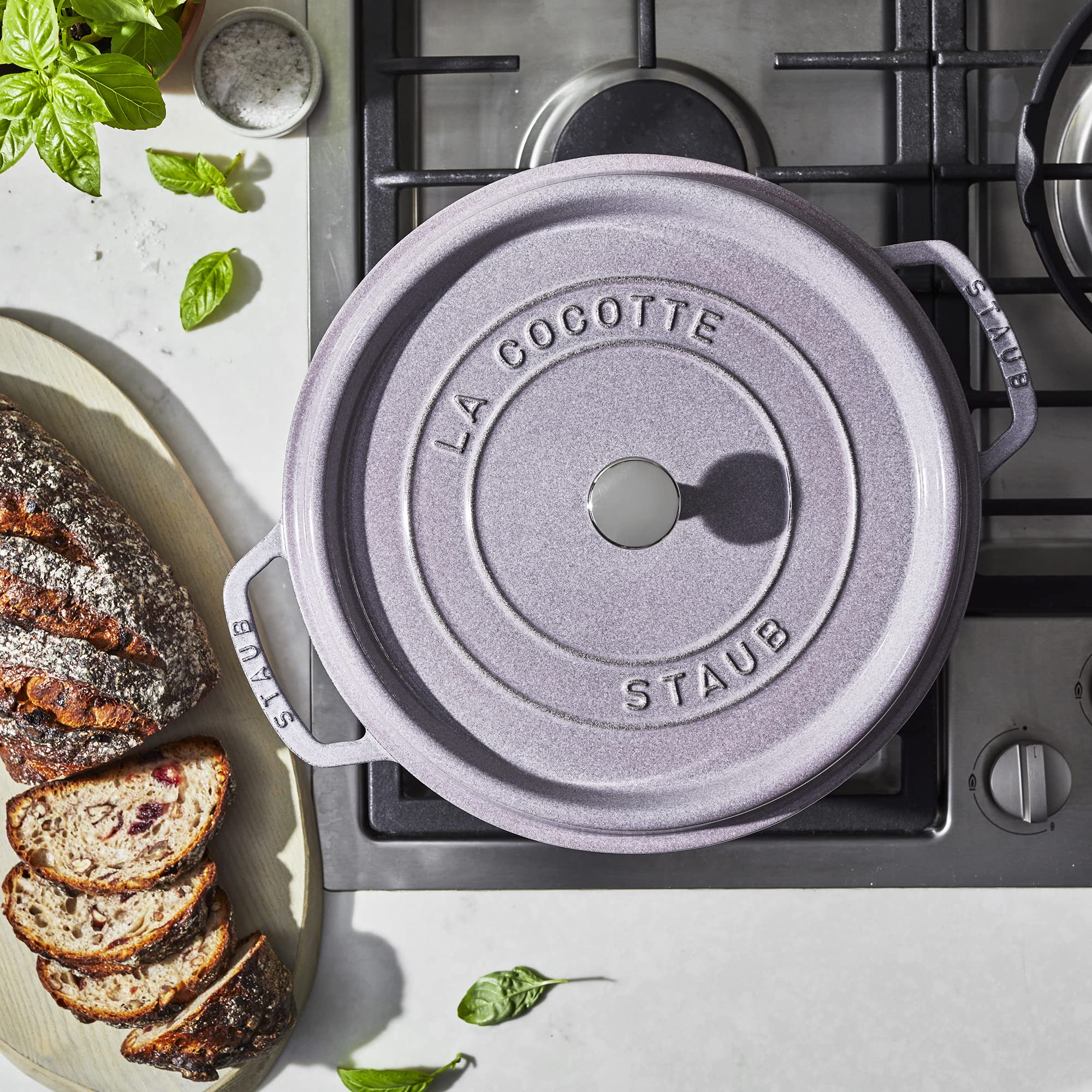 Staub cocotte lila base lisa apta para inducción.