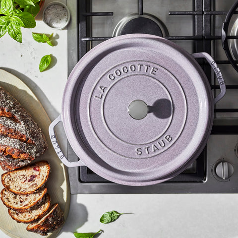 Staub cocotte lila base lisa apta para inducción.