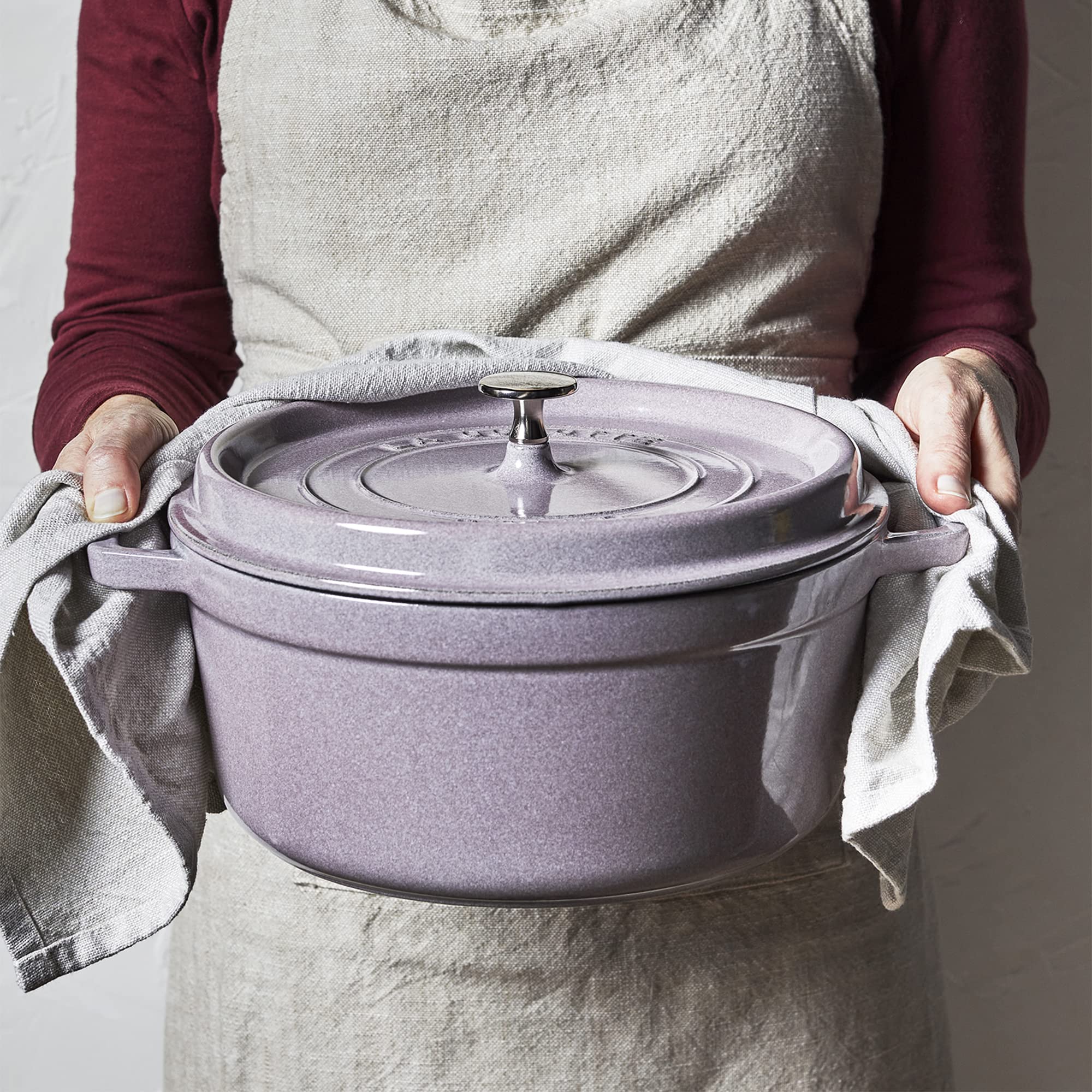 Staub cocotte lila base lisa apta para inducción.