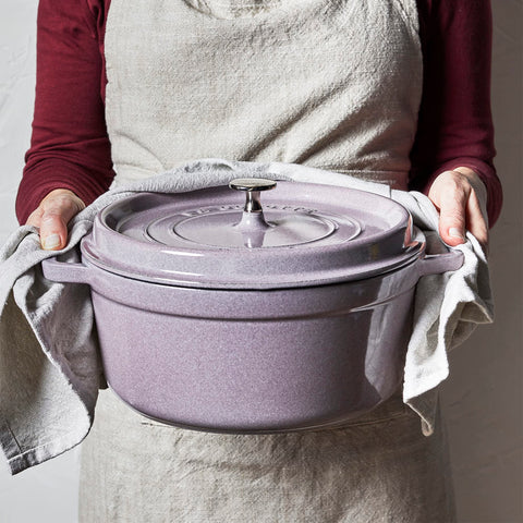 Staub cocotte lila base lisa apta para inducción.