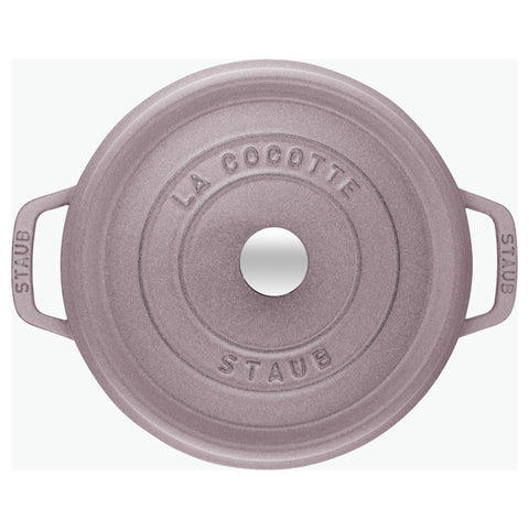 Staub cocotte lila detalle de bordes gruesos para uso diario.
