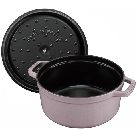 Staub cocotte lila horno soporta hasta 260 °C.