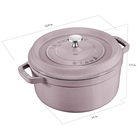 Staub cocotte lila interior esmaltado negro texturizado favorece dorado uniforme.