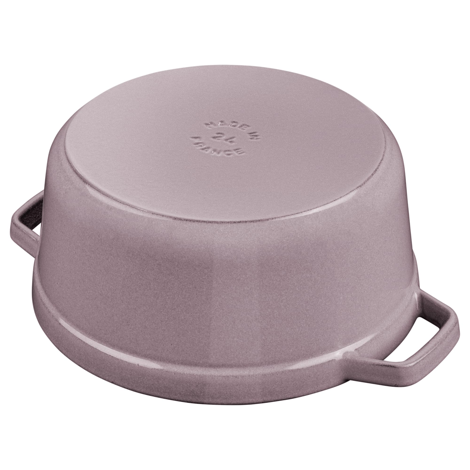 Staub cocotte lila mango ergonómico para manejo cómodo.