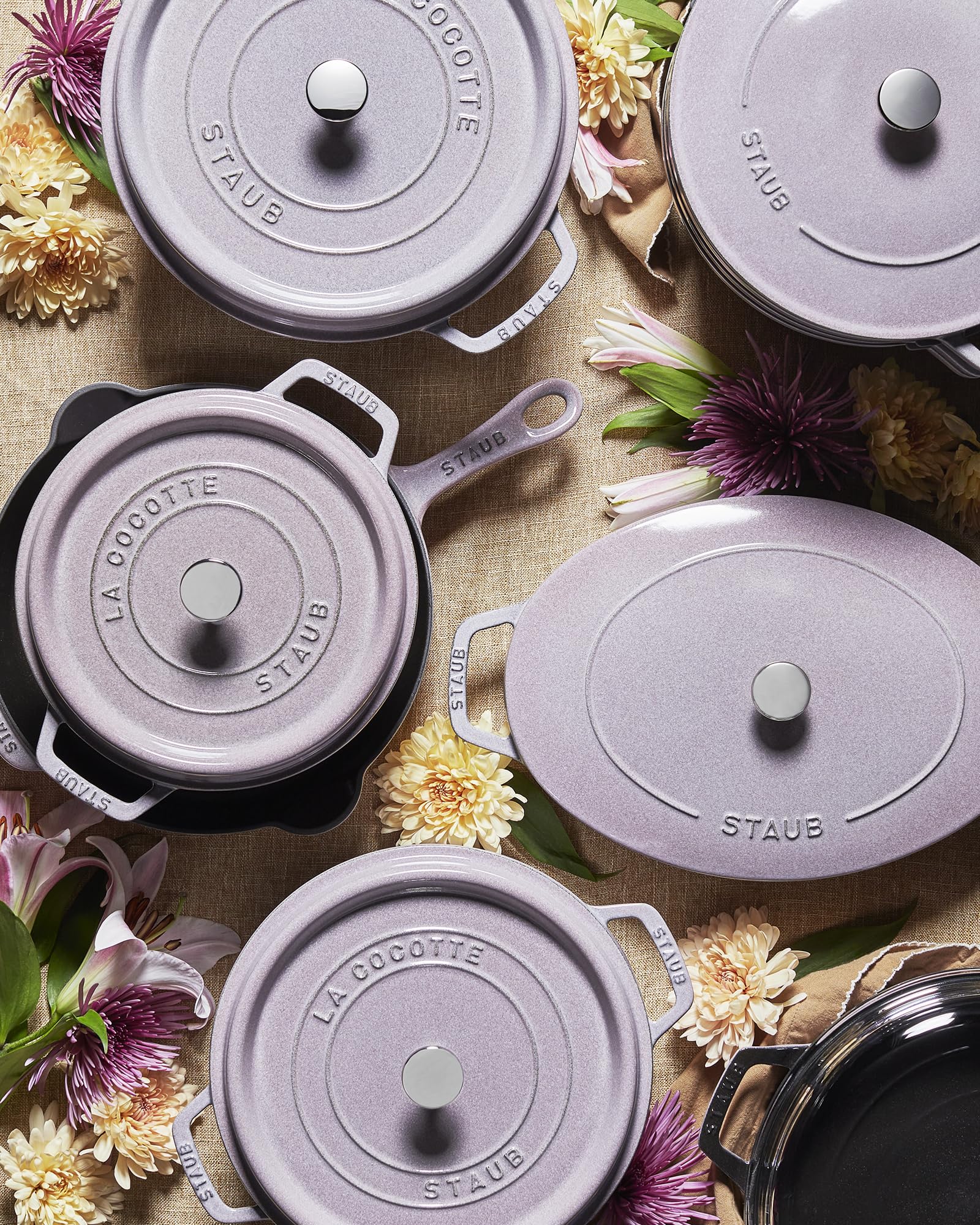 Staub cocotte lila color pastel para alegrar la cocina y la mesa.