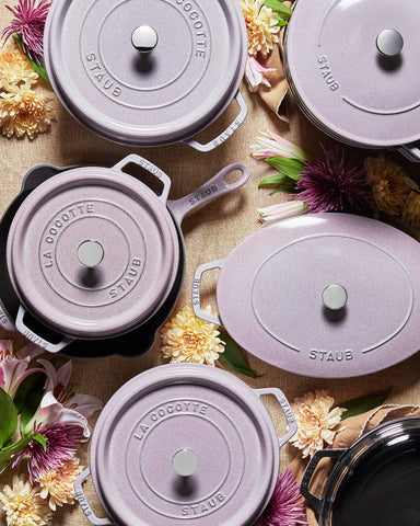 Staub cocotte lila color pastel para alegrar la cocina y la mesa.