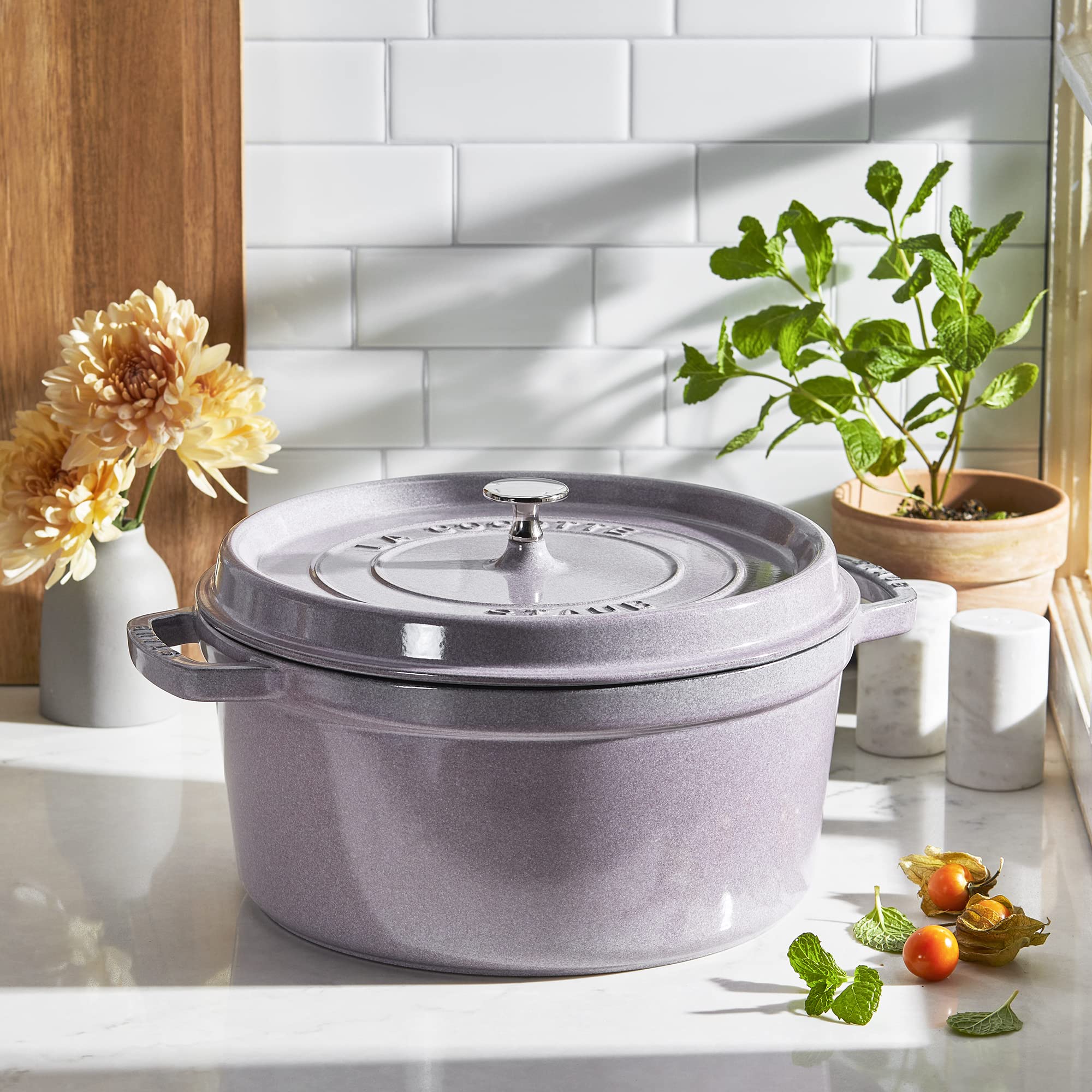 Staub cocotte lila tapa interior con protuberancias para retener jugos.