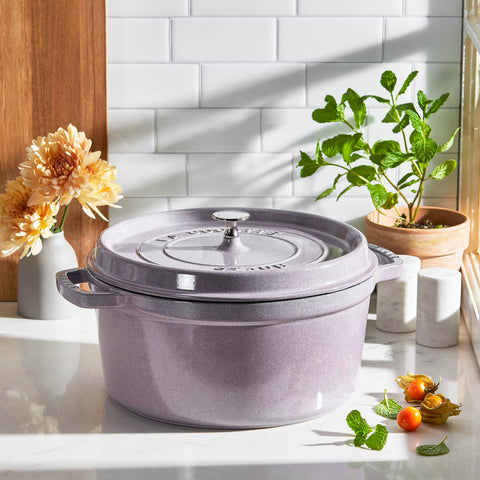 Staub cocotte lila tapa interior con protuberancias para retener jugos.